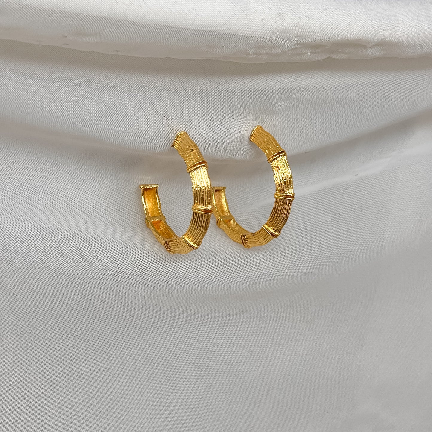 Coppia orecchini a mezzo cerchio in ottone dorato effetto bambù - Lumiere Bijoux