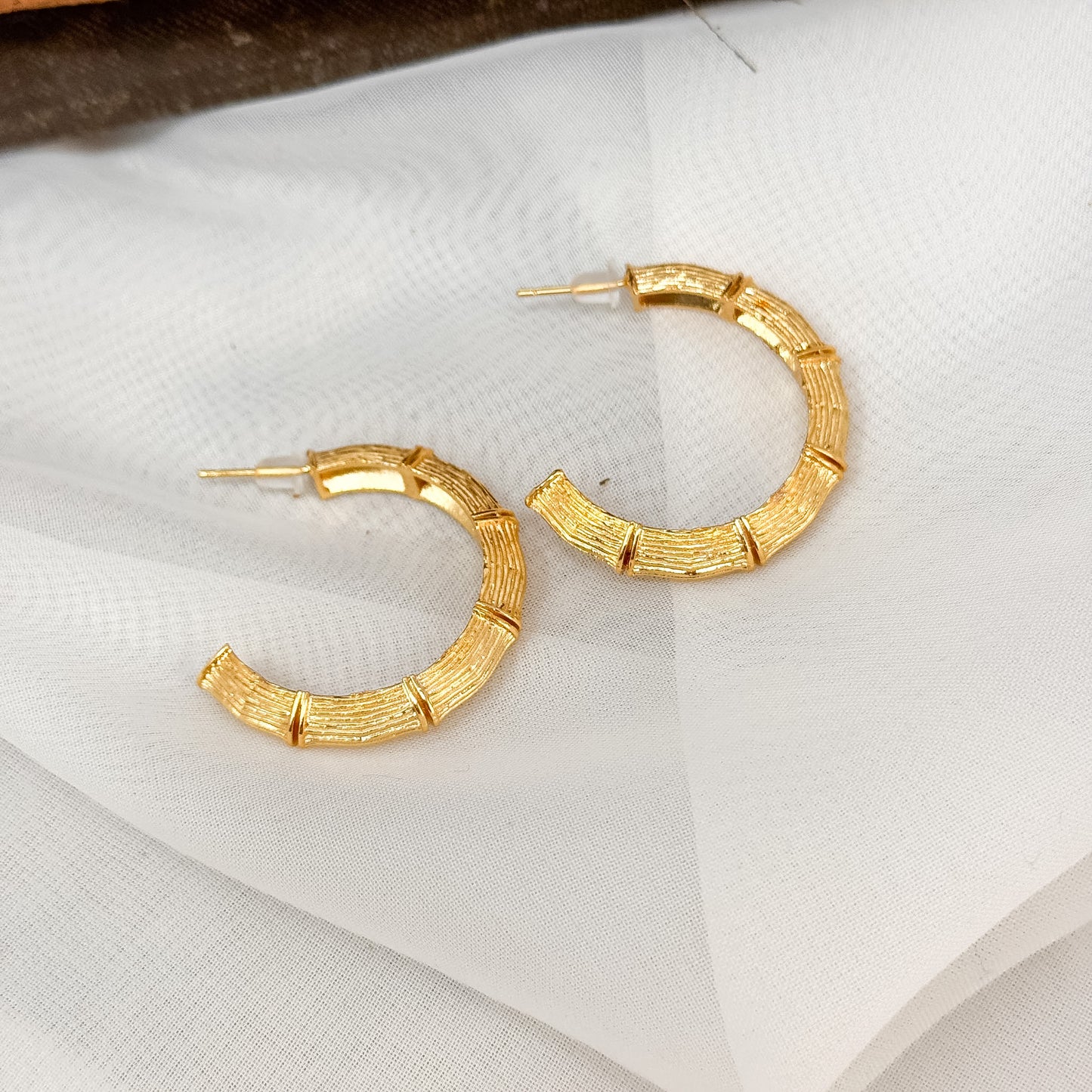 Coppia orecchini a mezzo cerchio in ottone dorato effetto bambù - Lumiere Bijoux