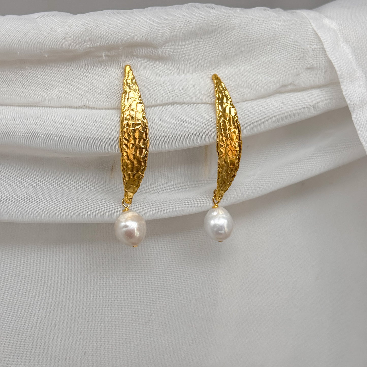 Coppia orecchini pendenti a foglia in ottone dorato con perla - Lumiere Bijoux