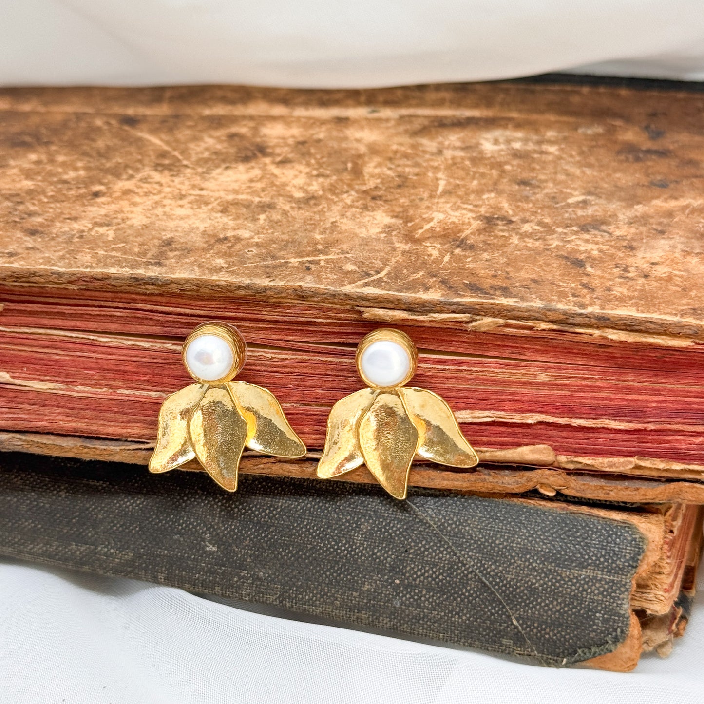 Coppia orecchini in ottone dorato con perla e foglie - Lumiere Bijoux