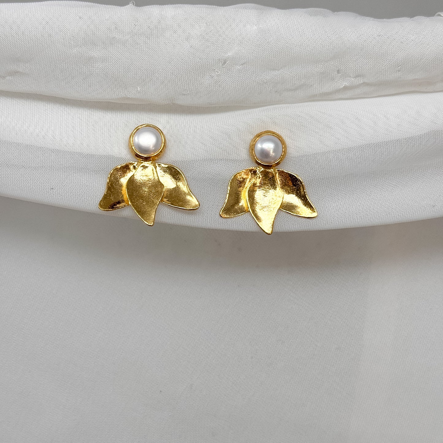 Coppia orecchini in ottone dorato con perla e foglie - Lumiere Bijoux