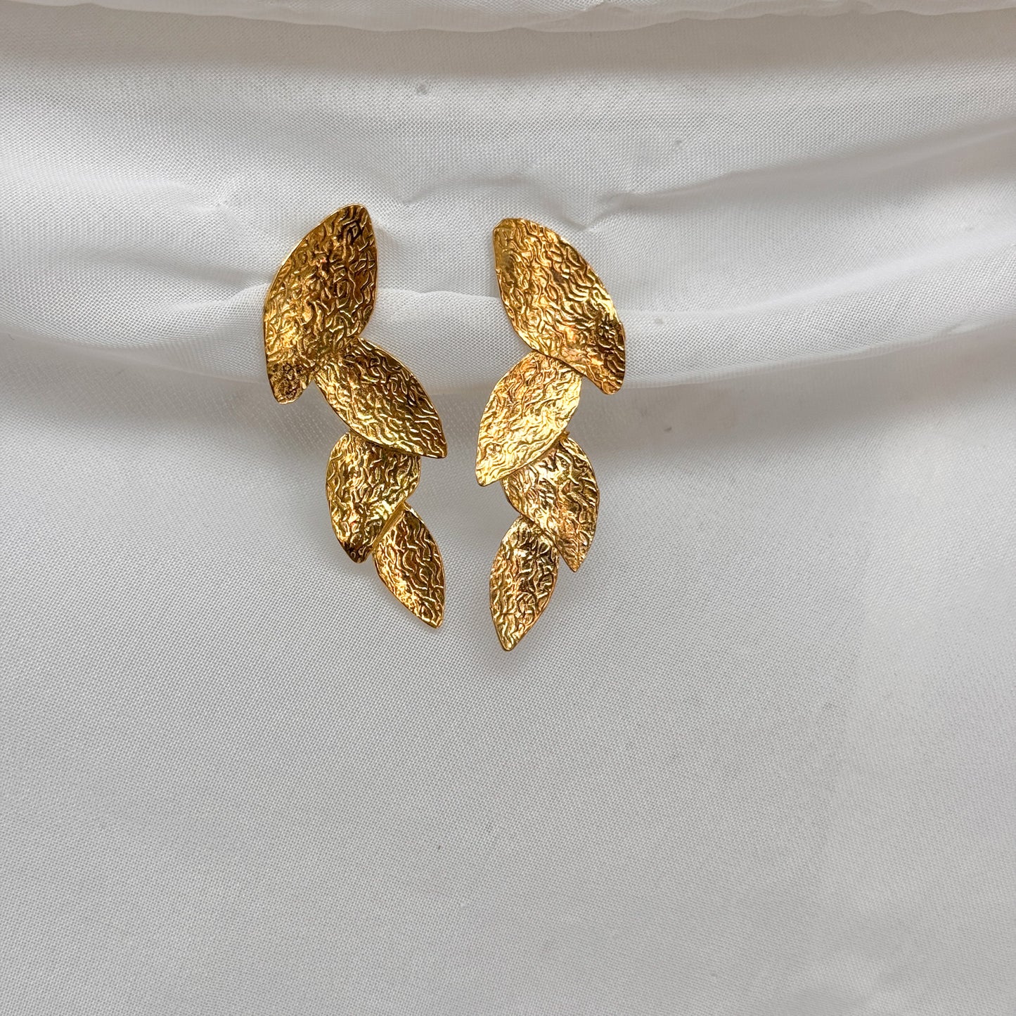 Coppia orecchini a cascata di foglie in ottone dorato - Lumiere Bijoux
