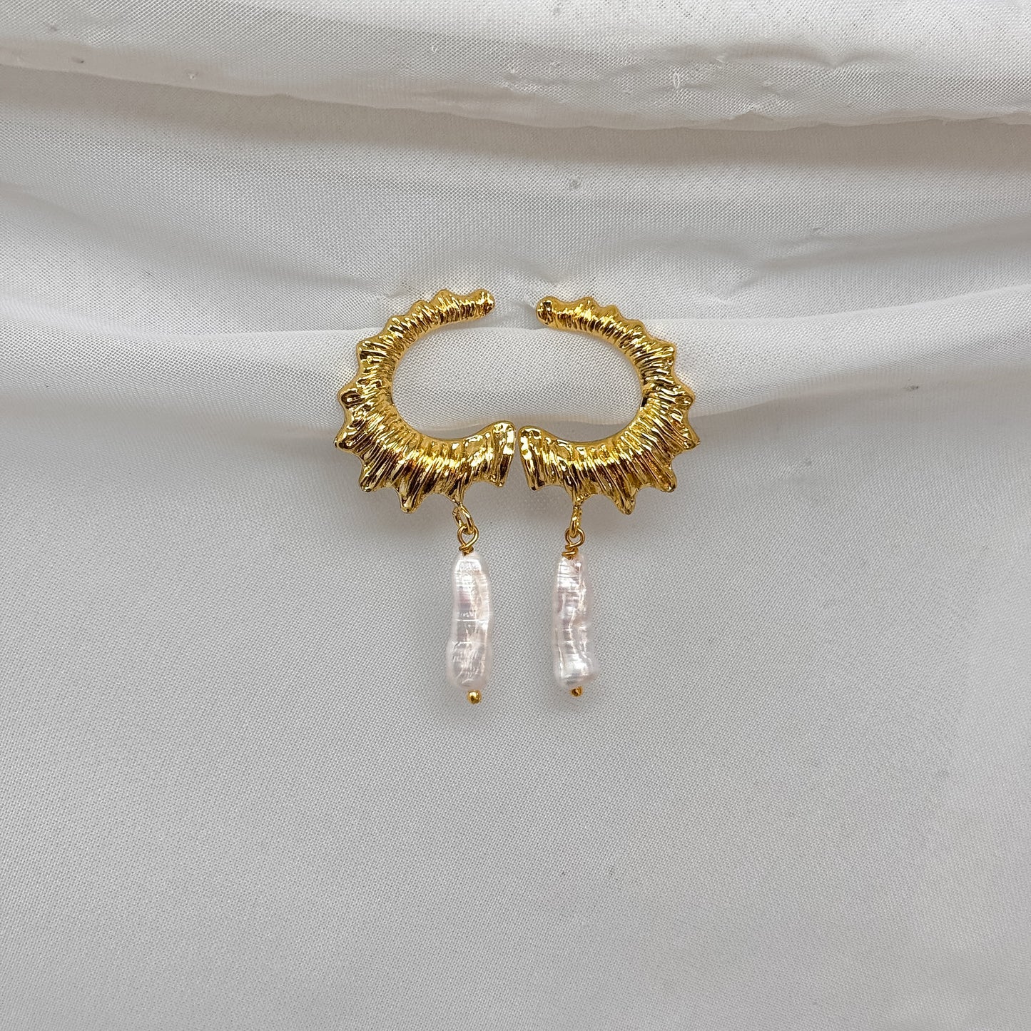 Coppia orecchini a cerchio in ottone dorato con perla allungata pendente - Lumiere Bijoux