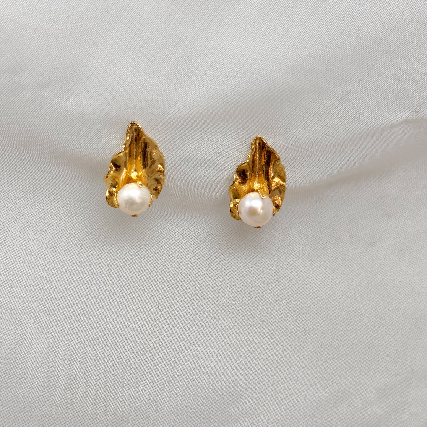 Coppia orecchini a lobo in ottone dorato a foglia con perla - Lumiere Bijoux