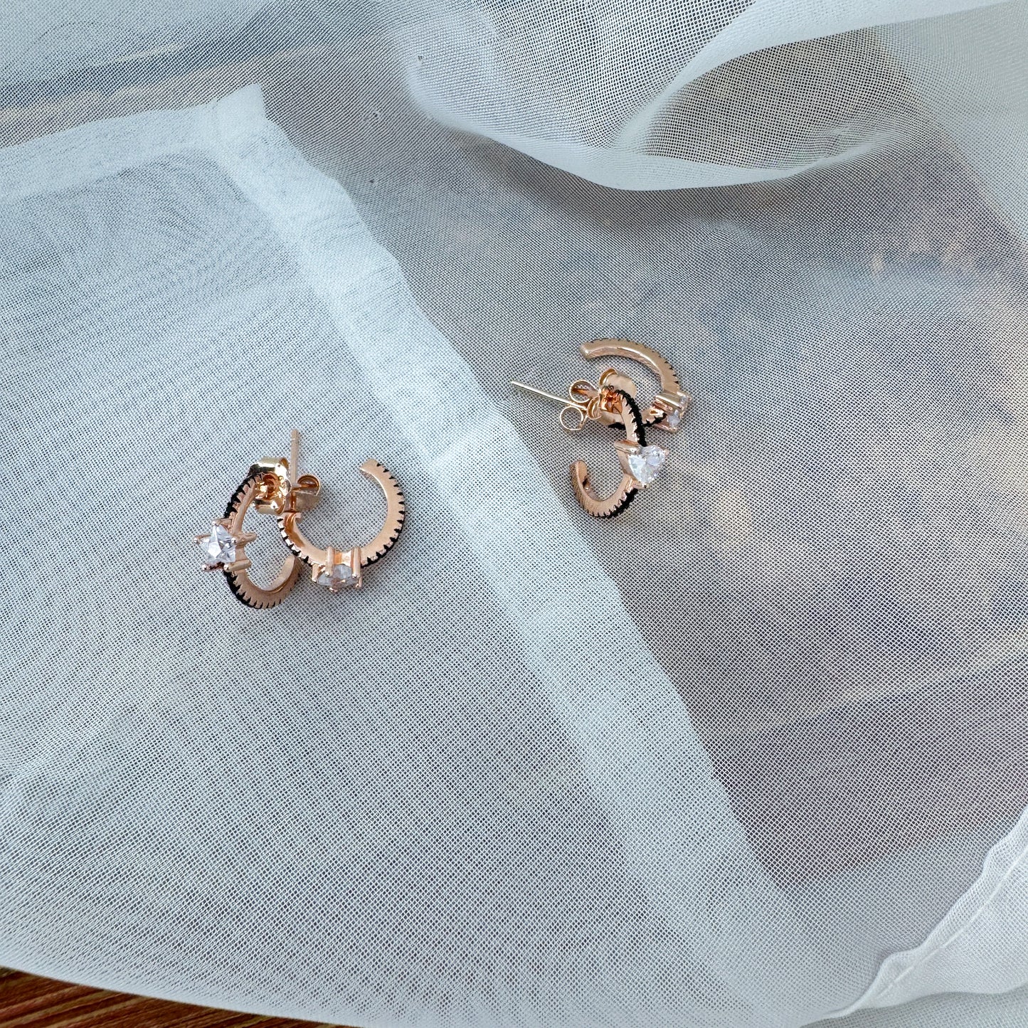 Coppia orecchini cerchio lobo zirconi neri e punto luce stella e cuore - Lumiere Bijoux