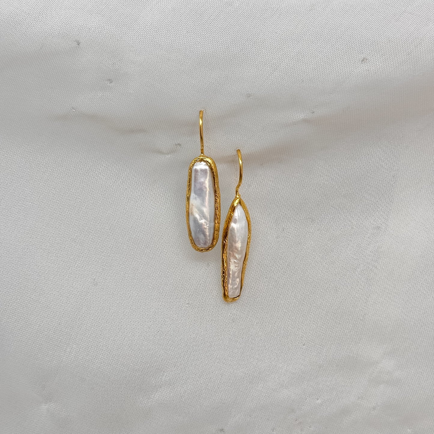 Coppia orecchini pendenti in ottone dorato con perla barocca - Lumiere Bijoux
