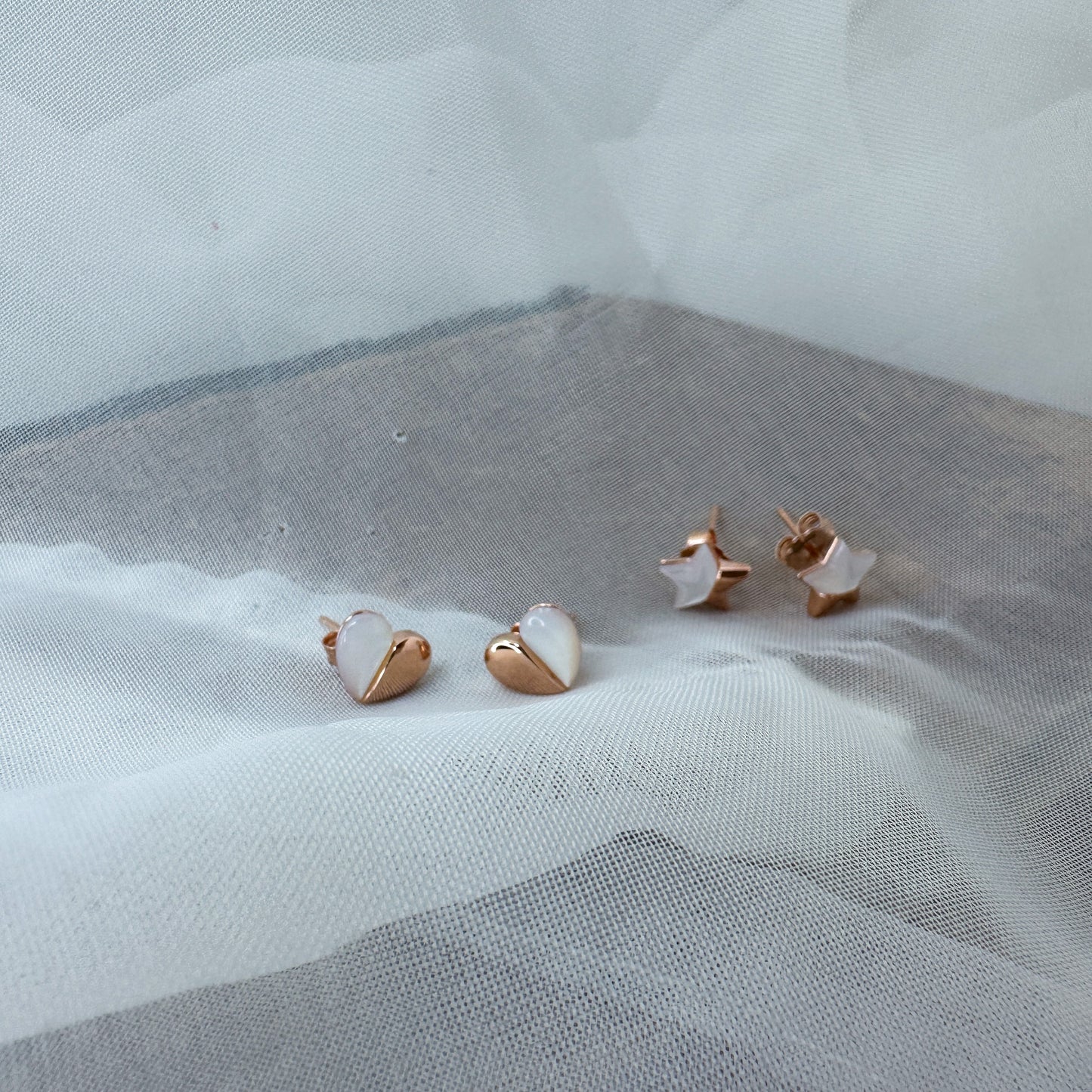 Coppia micro orecchini lobo stella e cuore madreperla - Lumiere Bijoux