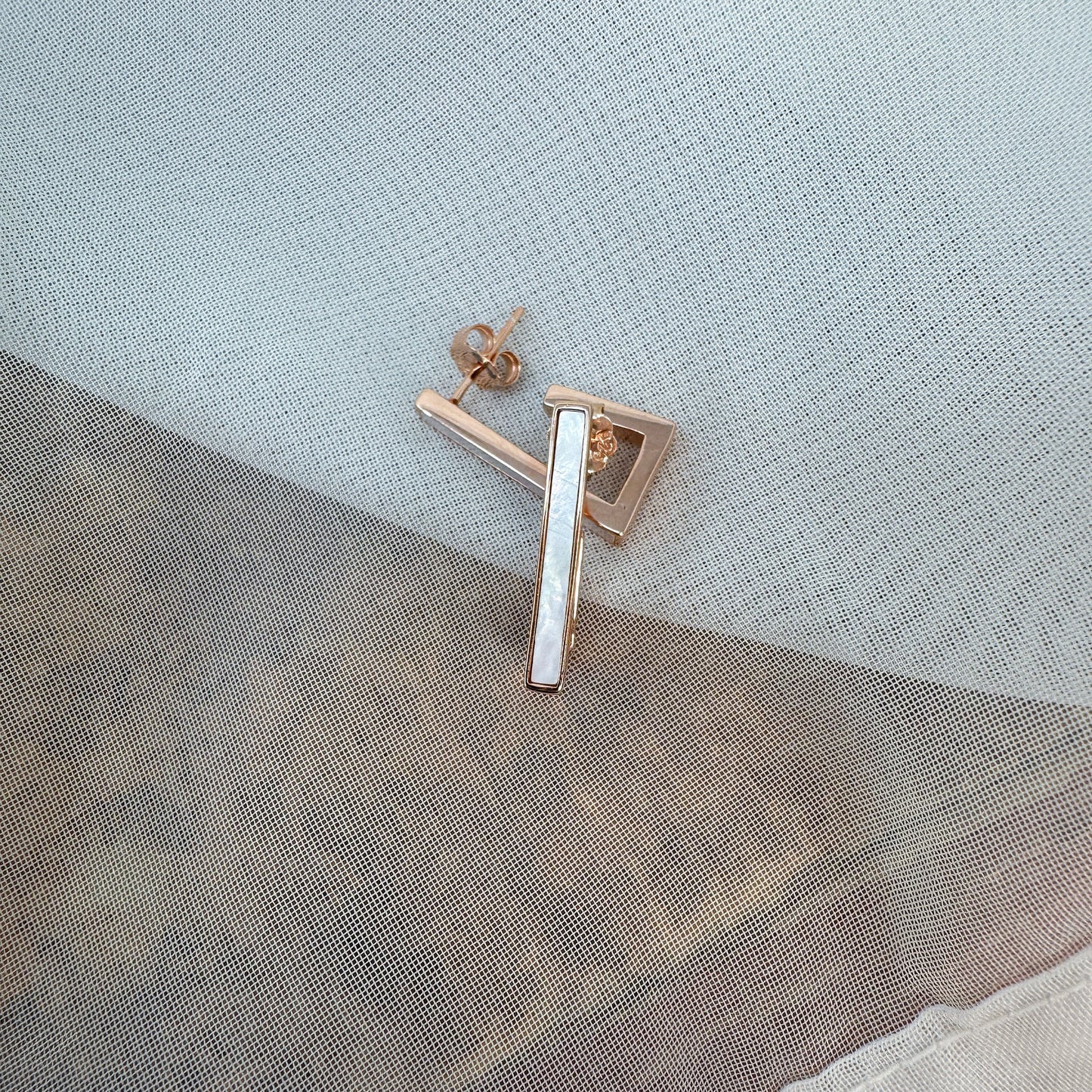 Coppia orecchini a lobo triangolo madreperla - Lumiere Bijoux