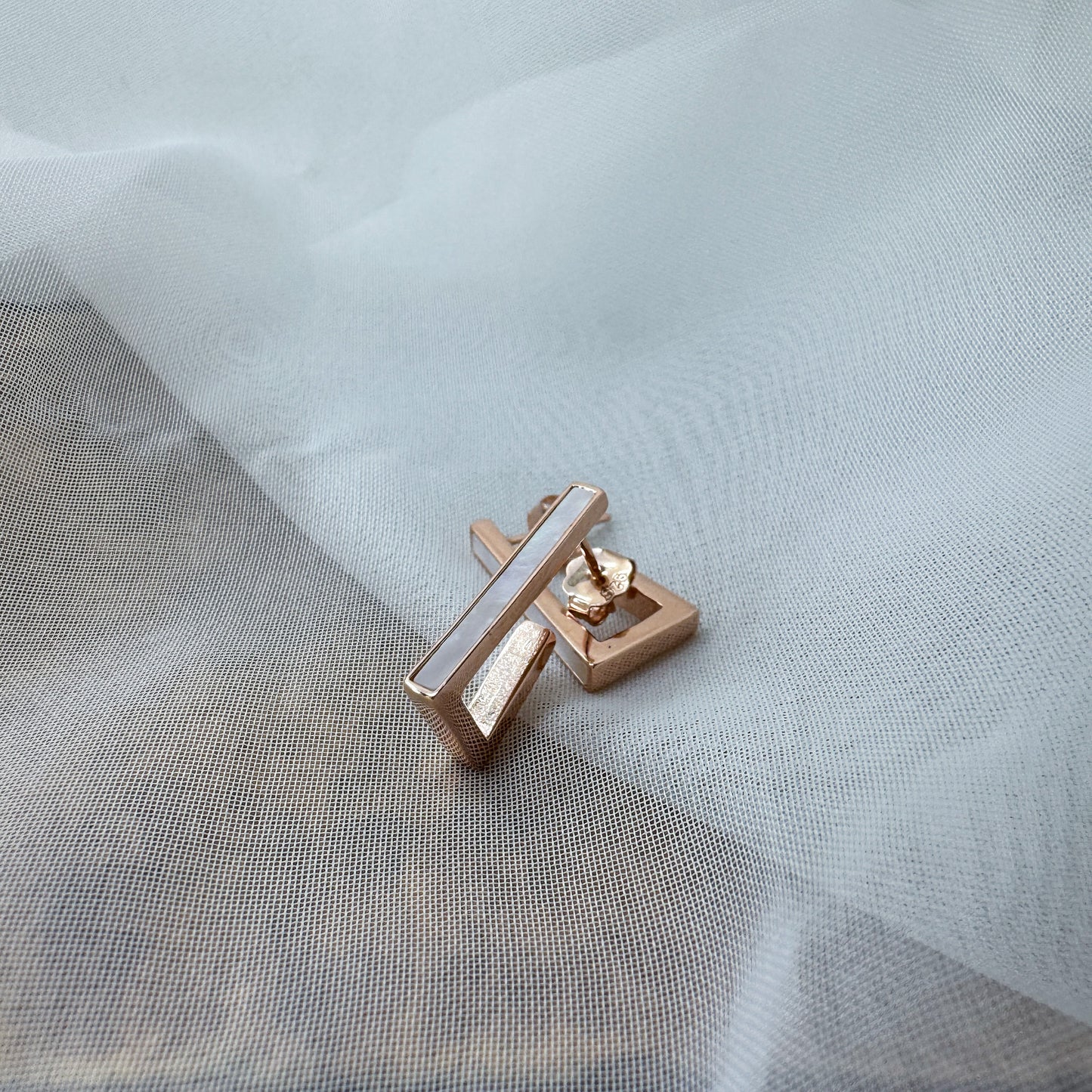 Coppia orecchini a lobo triangolo madreperla - Lumiere Bijoux