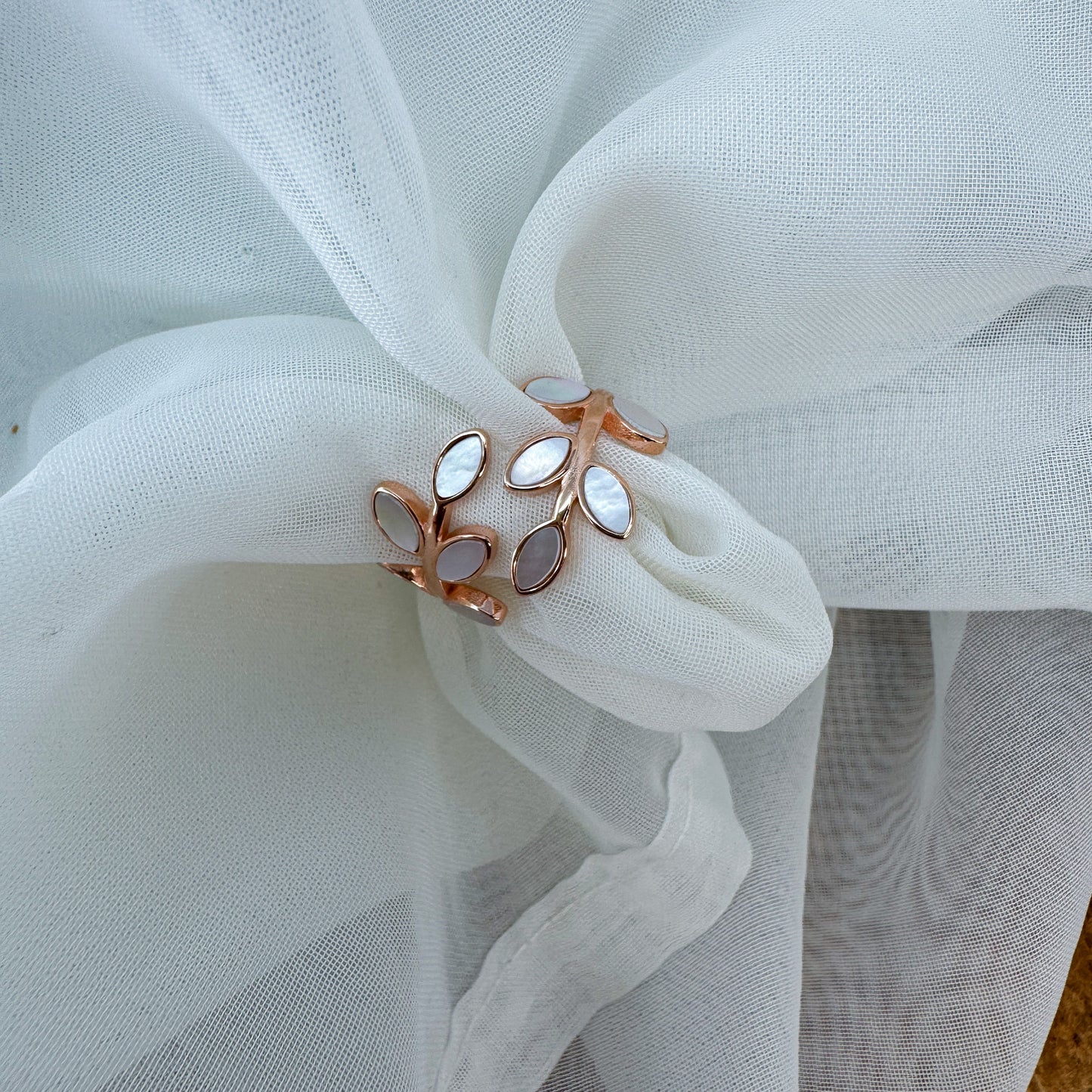 Anello regolabile foglia madreperla - Lumiere Bijoux