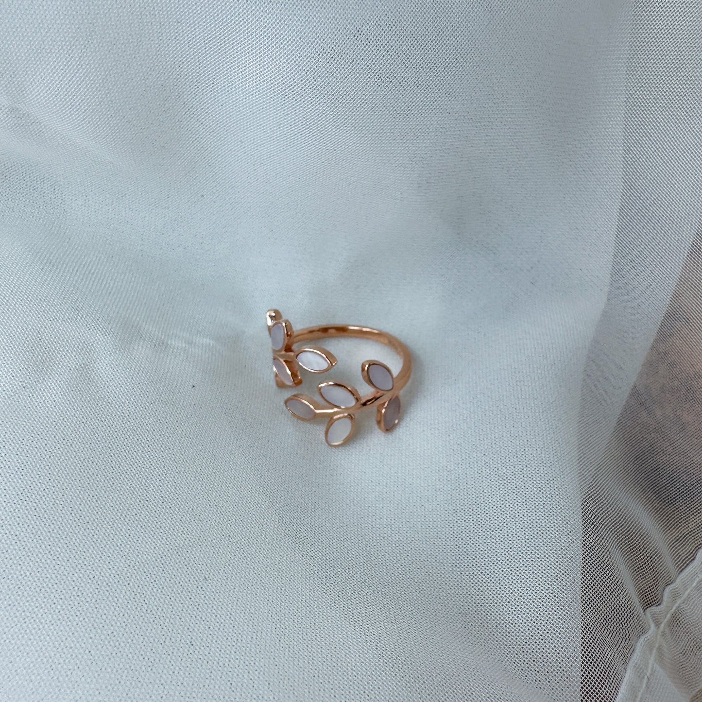 Anello regolabile foglia madreperla - Lumiere Bijoux