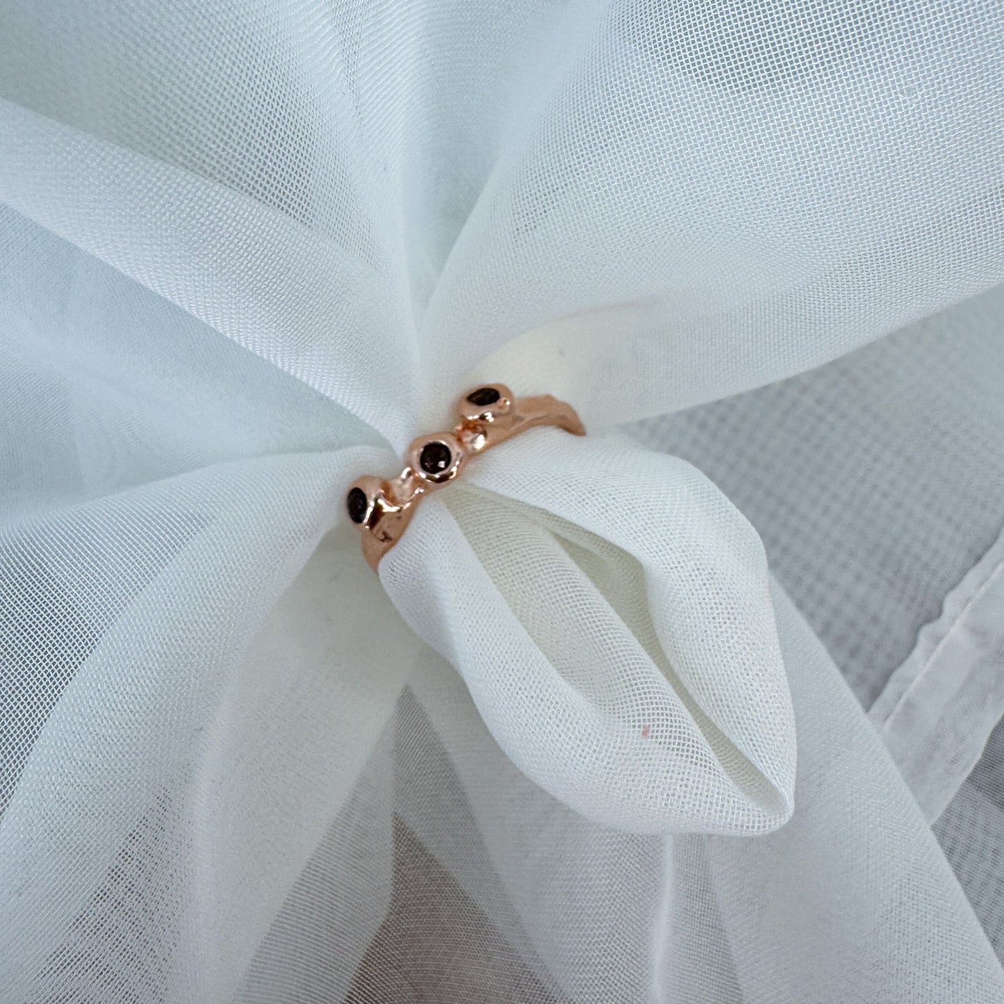 Anello martellato con zirconi brown - Lumiere Bijoux