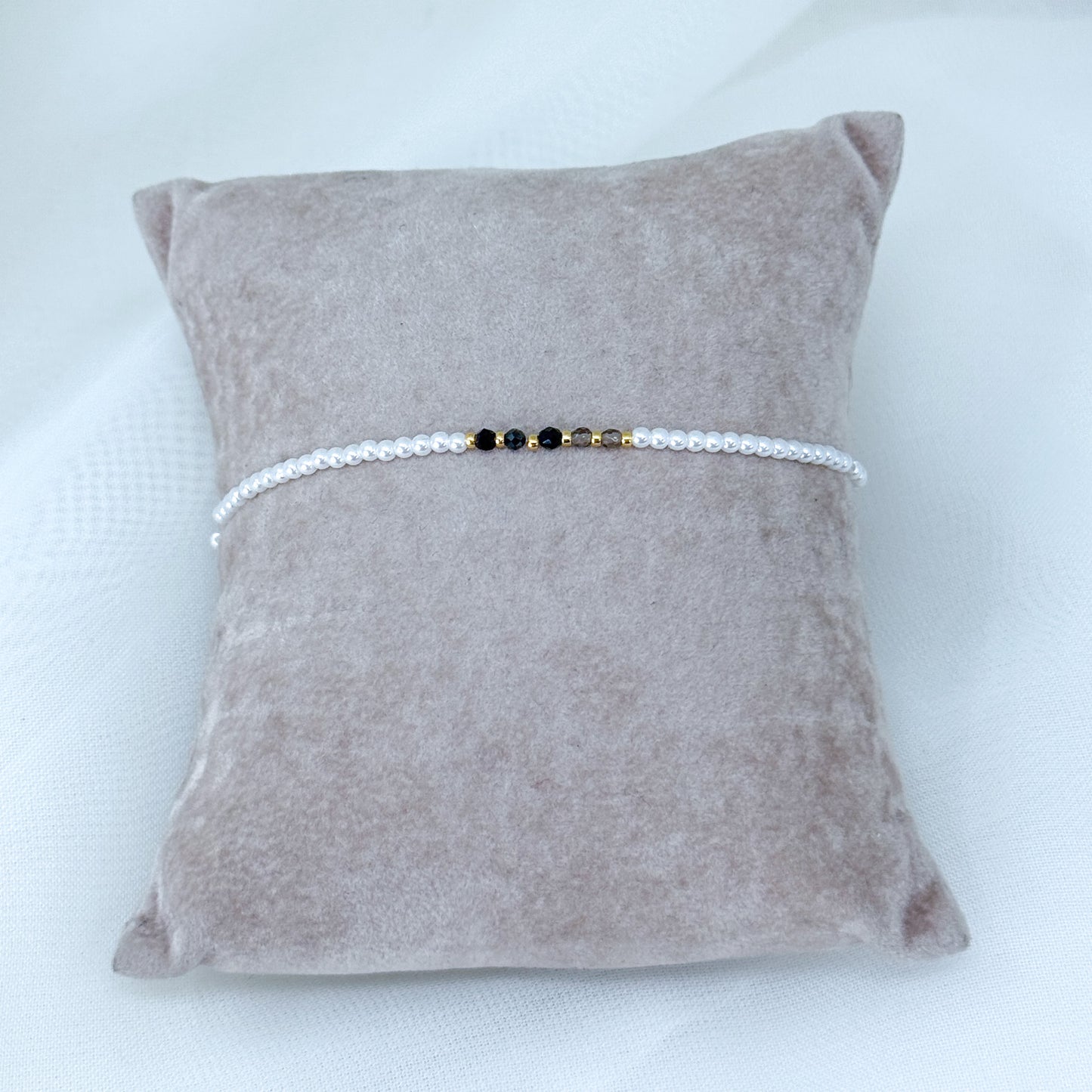 Bracciale elastico con perle di fiume + cristalli + pepita ottone oro giallo - Bali - Lumiere Bijoux