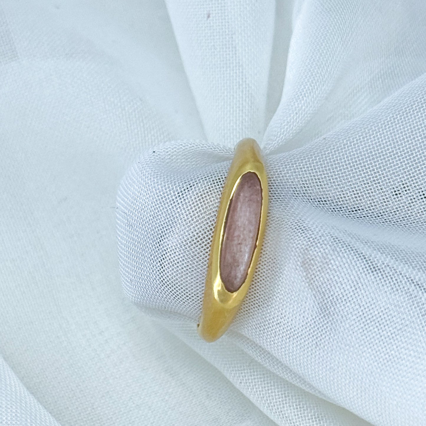 Anello bagnato oro giallo base ottone con Labradorite o pietra di luna - Bali - Lumiere Bijoux