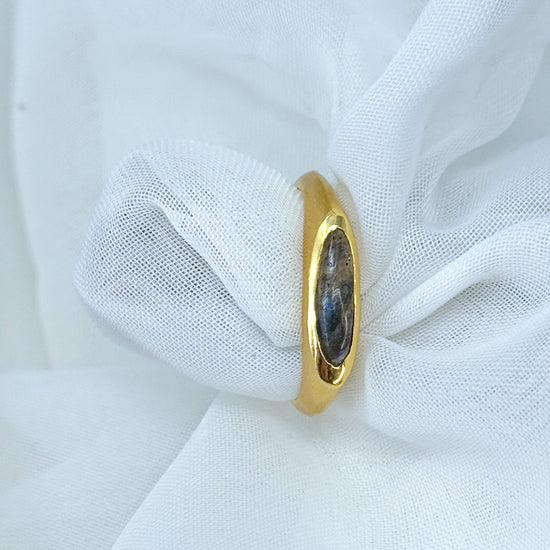 Anello bagnato oro giallo base ottone con Labradorite o pietra di luna - Bali - Lumiere Bijoux