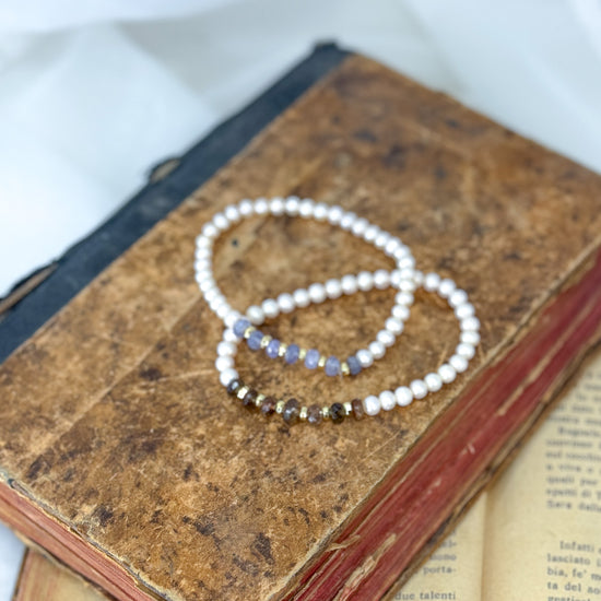 Bracciale elastico di perle naturali con pepite dorate e pietre di andalusite o iolite - Lumiere Bijoux