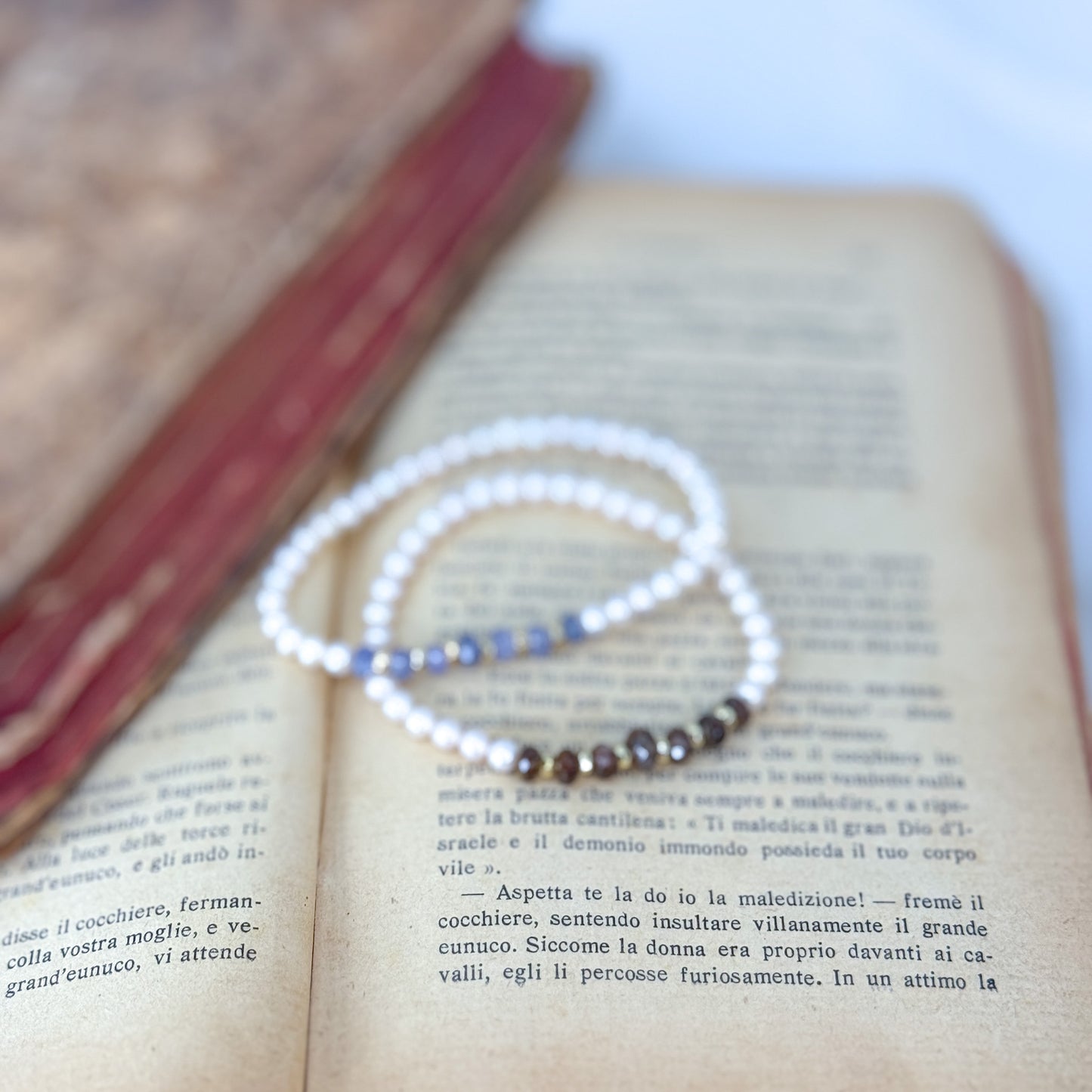 Bracciale elastico di perle naturali con pepite dorate e pietre di andalusite o iolite - Lumiere Bijoux