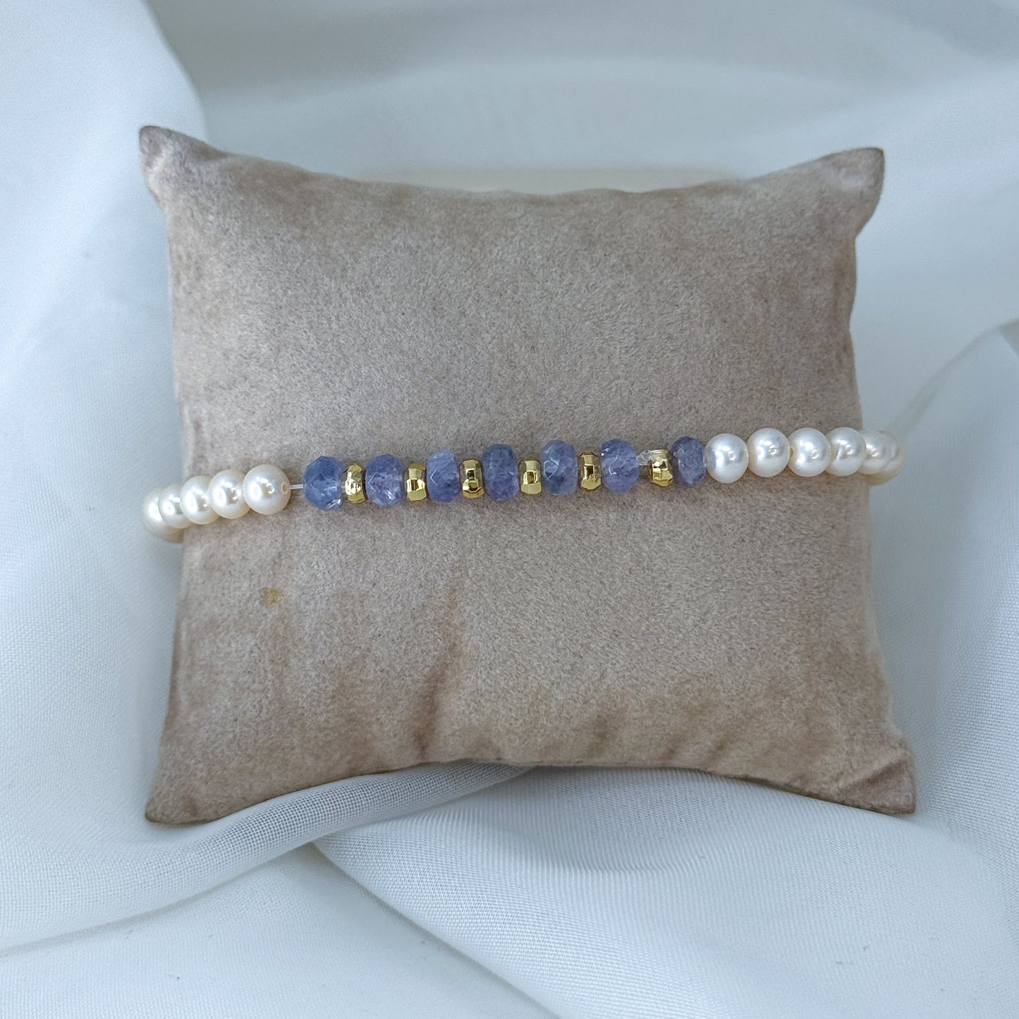 Bracciale elastico di perle naturali con pepite dorate e pietre di andalusite o iolite - Lumiere Bijoux