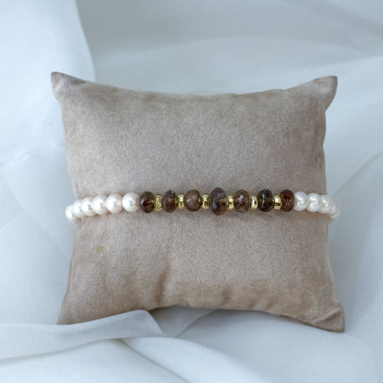 Bracciale elastico di perle naturali con pepite dorate e pietre di andalusite o iolite - Lumiere Bijoux