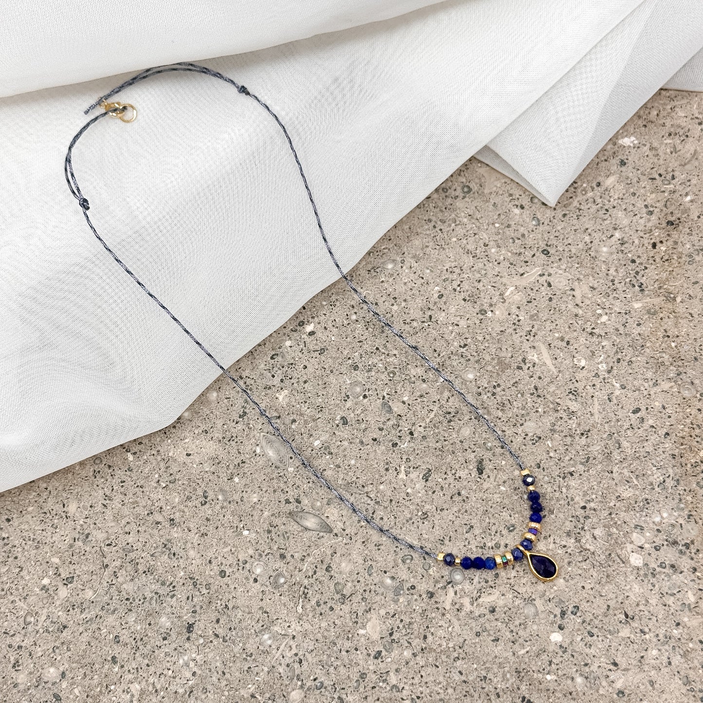 Collana regolabile con cordino e pietra semipreziosa pendente - Lumiere Bijoux