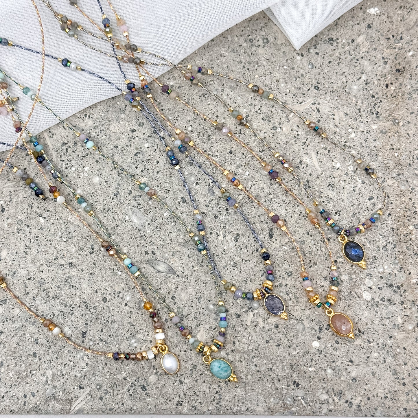 Collana lunga regolabile con cordino e pietra semipreziosa pendente goccia - Lumiere Bijoux