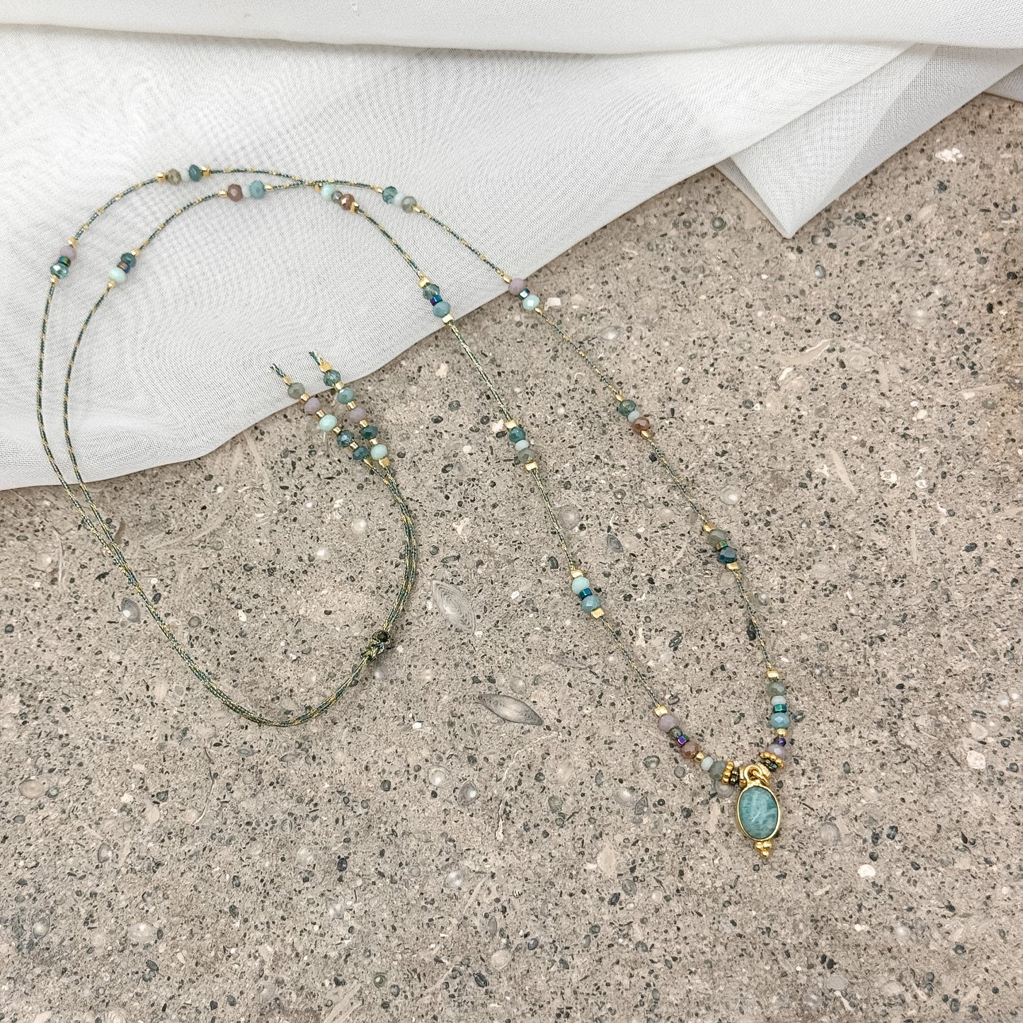 Collana lunga regolabile con cordino e pietra semipreziosa pendente goccia - Lumiere Bijoux