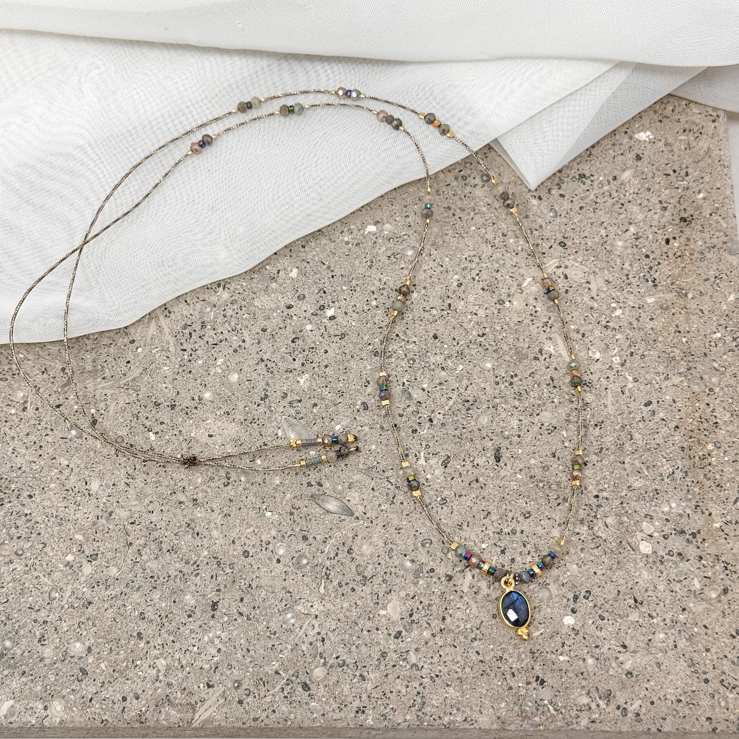 Collana lunga regolabile con cordino e pietra semipreziosa pendente goccia - Lumiere Bijoux