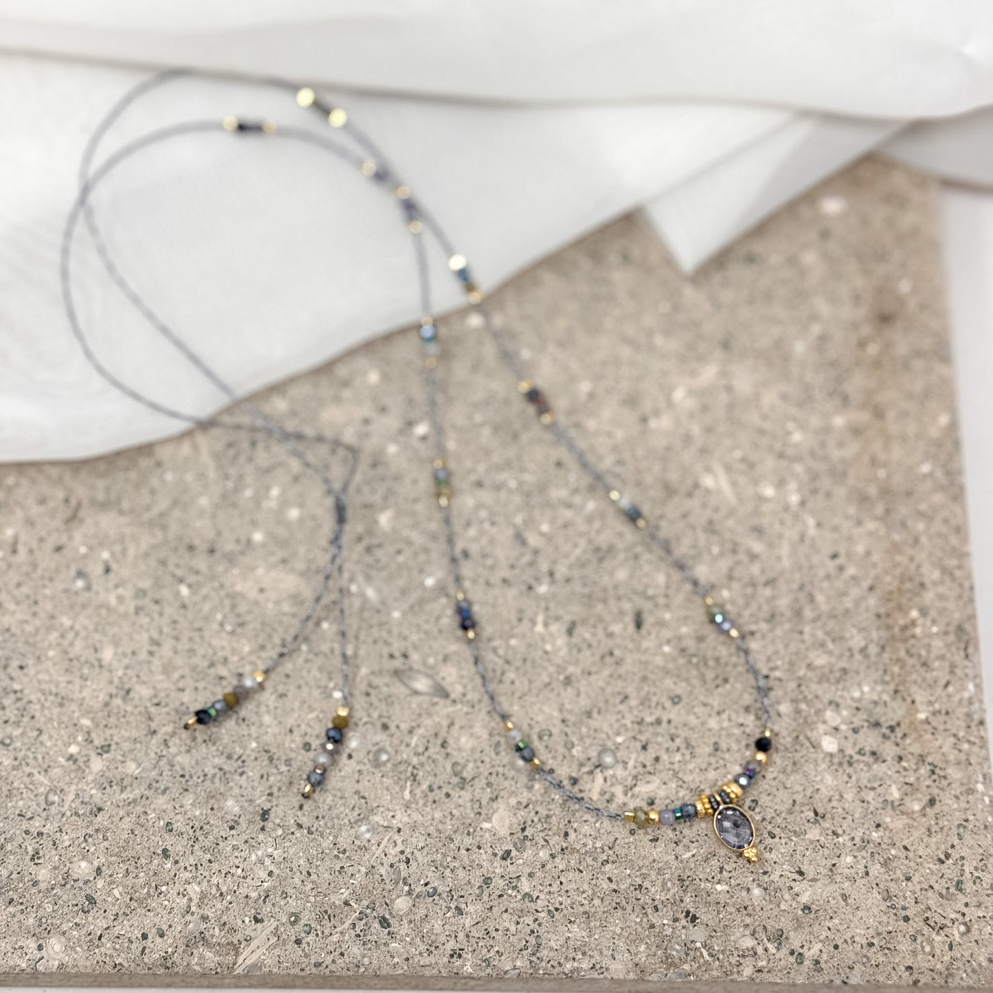 Collana lunga regolabile con cordino e pietra semipreziosa pendente goccia - Lumiere Bijoux