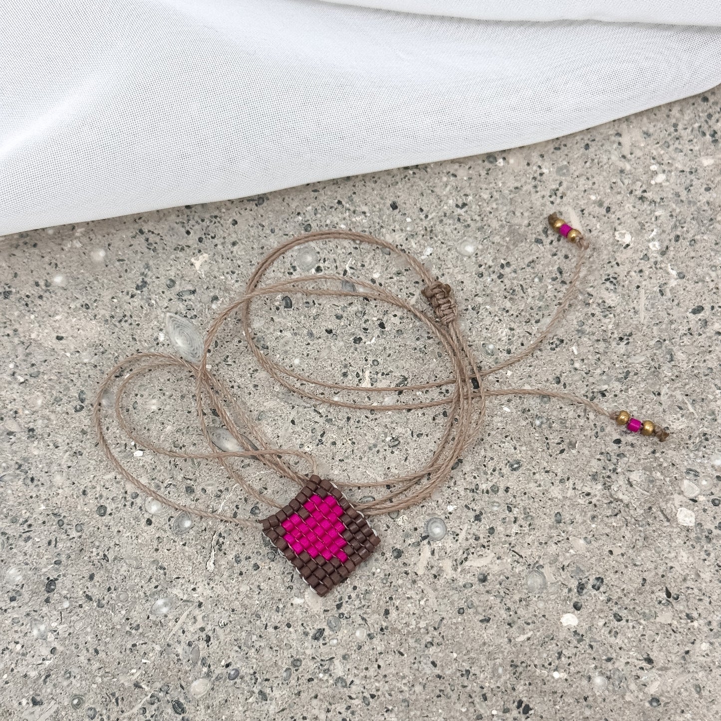 Collana regolabile Formentera con filo di seta e targhetta con cuore in perline rosa - Pezzo unico - Lumiere Bijoux