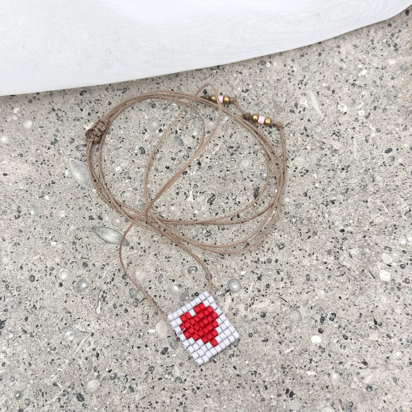 Collana regolabile Formentera con filo di seta e targhetta con cuore in perline - Pezzo unico - Lumiere Bijoux