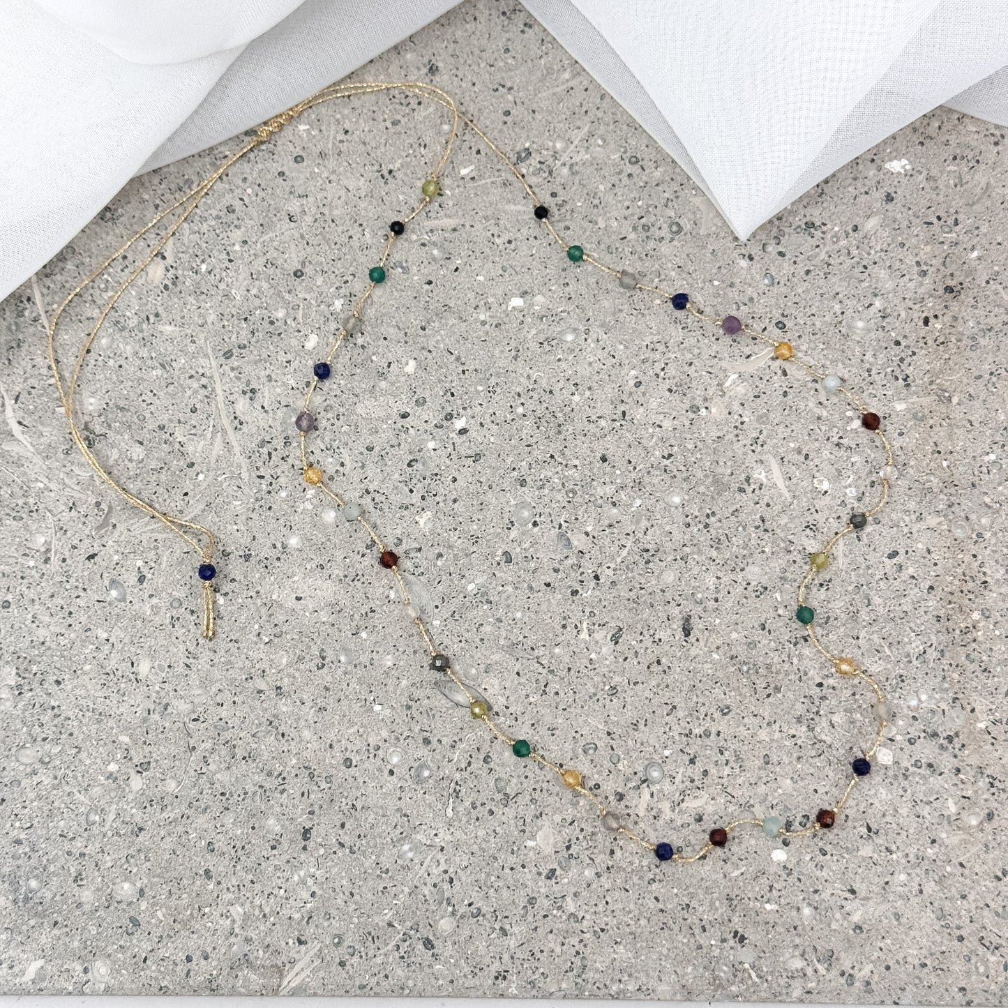Collana regolabile filo di seta e pietre multicolore e bianche - Lumiere Bijoux