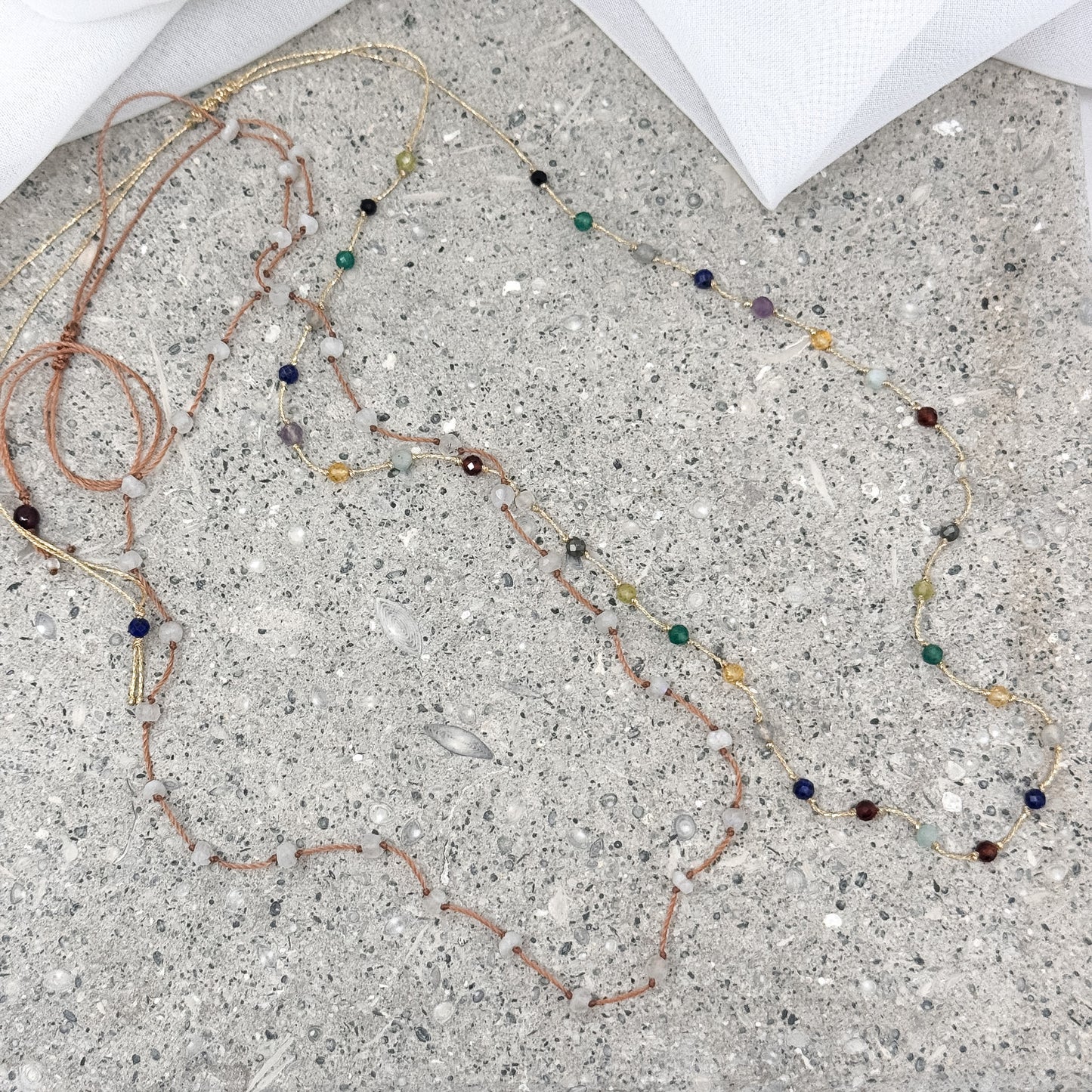 Collana regolabile filo di seta e pietre multicolore e bianche - Lumiere Bijoux