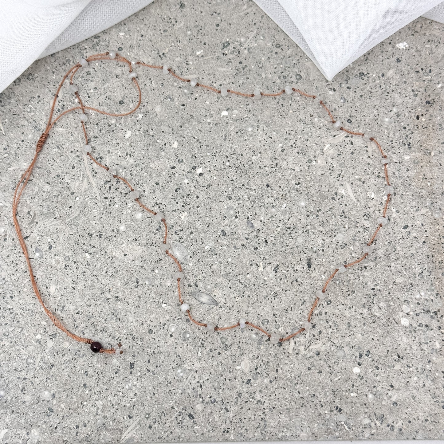 Collana regolabile filo di seta e pietre multicolore e bianche - Lumiere Bijoux