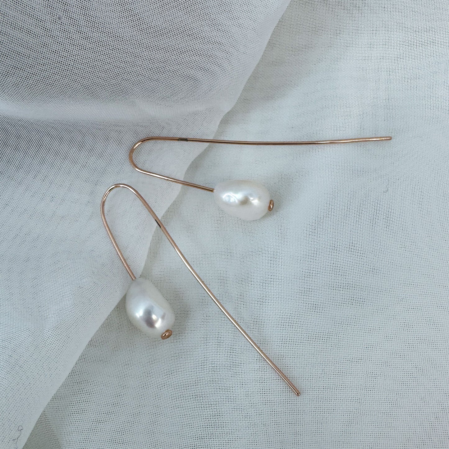 Coppia orecchini amo con perla ovale irregolare - Lumiere Bijoux