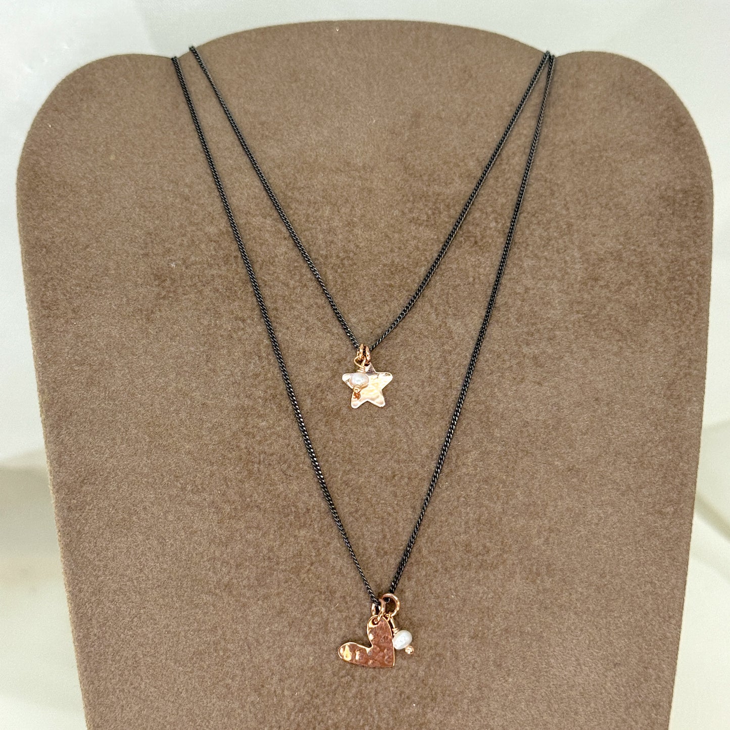 Collana catena grumette cm 35 rutenio con pendente emozionale battuto rosé e micro perla - Lumiere Bijoux