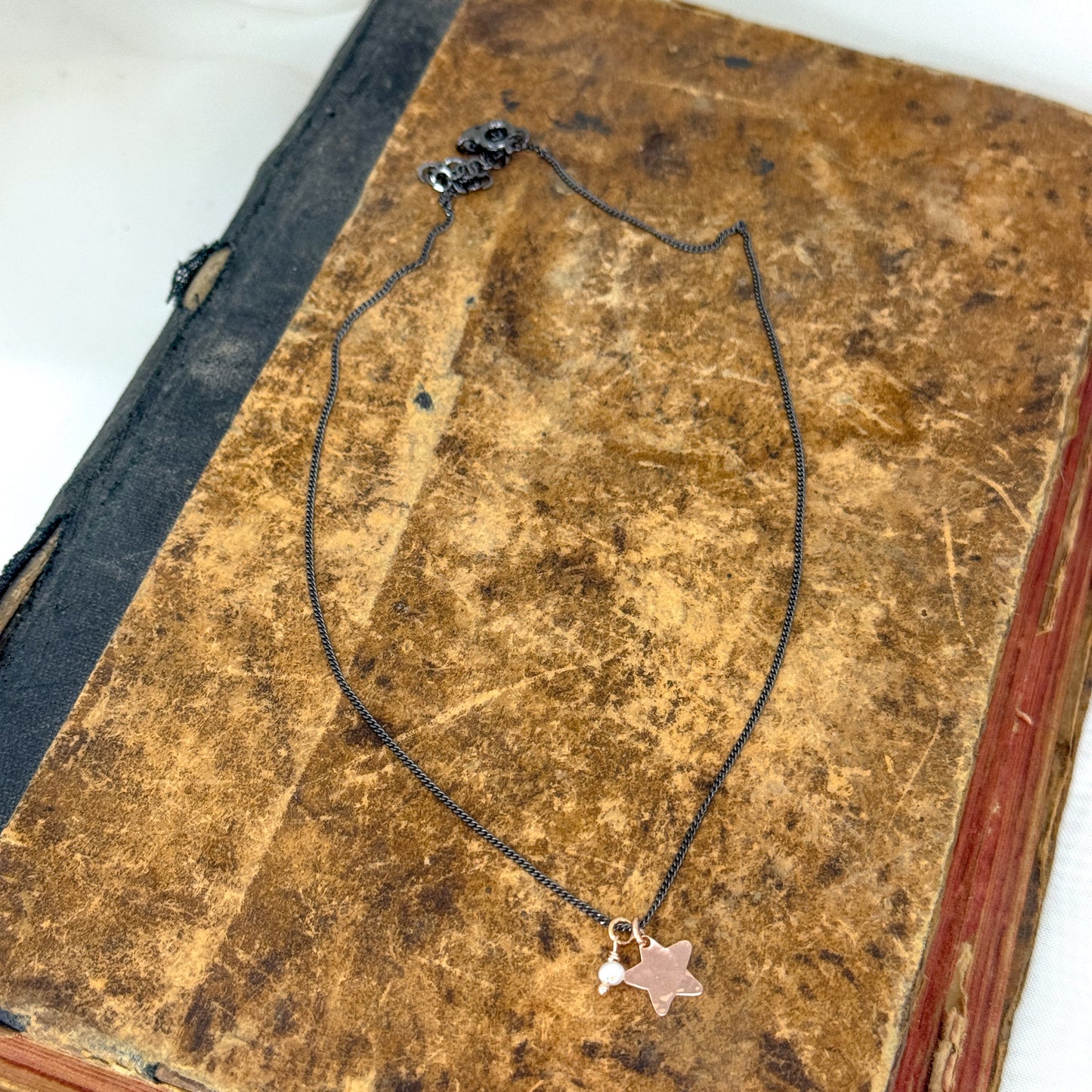 Collana catena grumette cm 35 rutenio con pendente emozionale battuto rosé e micro perla - Lumiere Bijoux