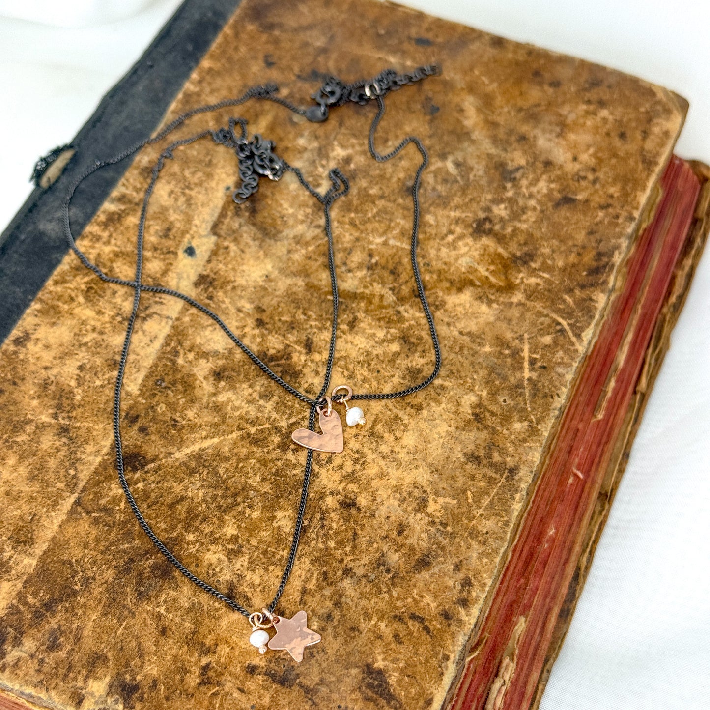 Collana catena grumette cm 35 rutenio con pendente emozionale battuto rosé e micro perla - Lumiere Bijoux