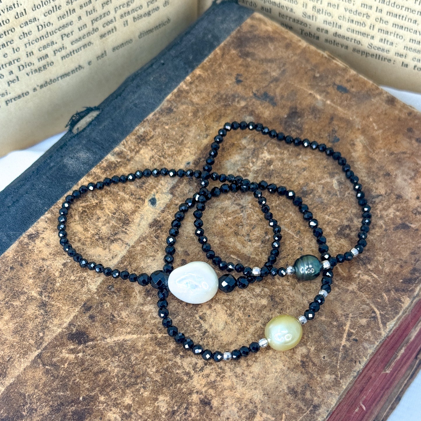 Bracciale elastico con cristalli neri Pepite Rodio con Perla Naturale Centrale - Lumiere Bijoux