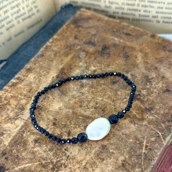 Bracciale elastico con cristalli neri Pepite Rodio con Perla Naturale Centrale - Lumiere Bijoux