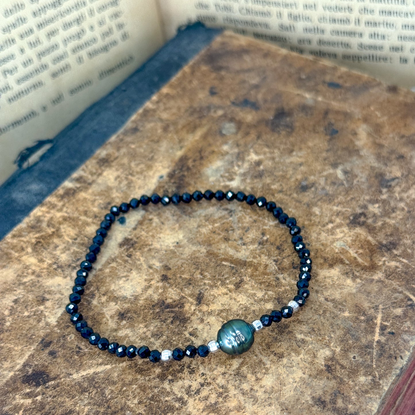 Bracciale elastico con cristalli neri Pepite Rodio con Perla Naturale Centrale - Lumiere Bijoux