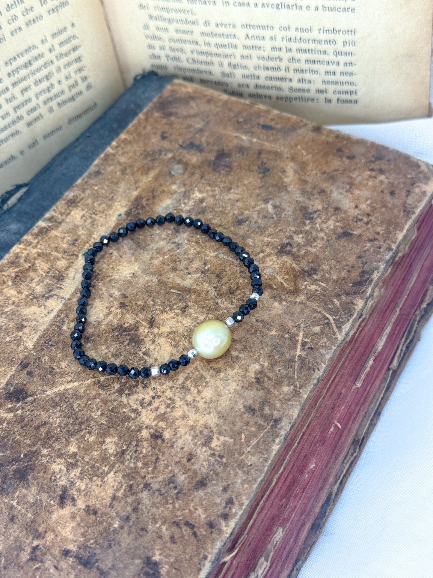 Bracciale elastico con cristalli neri Pepite Rodio con Perla Naturale Centrale - Lumiere Bijoux