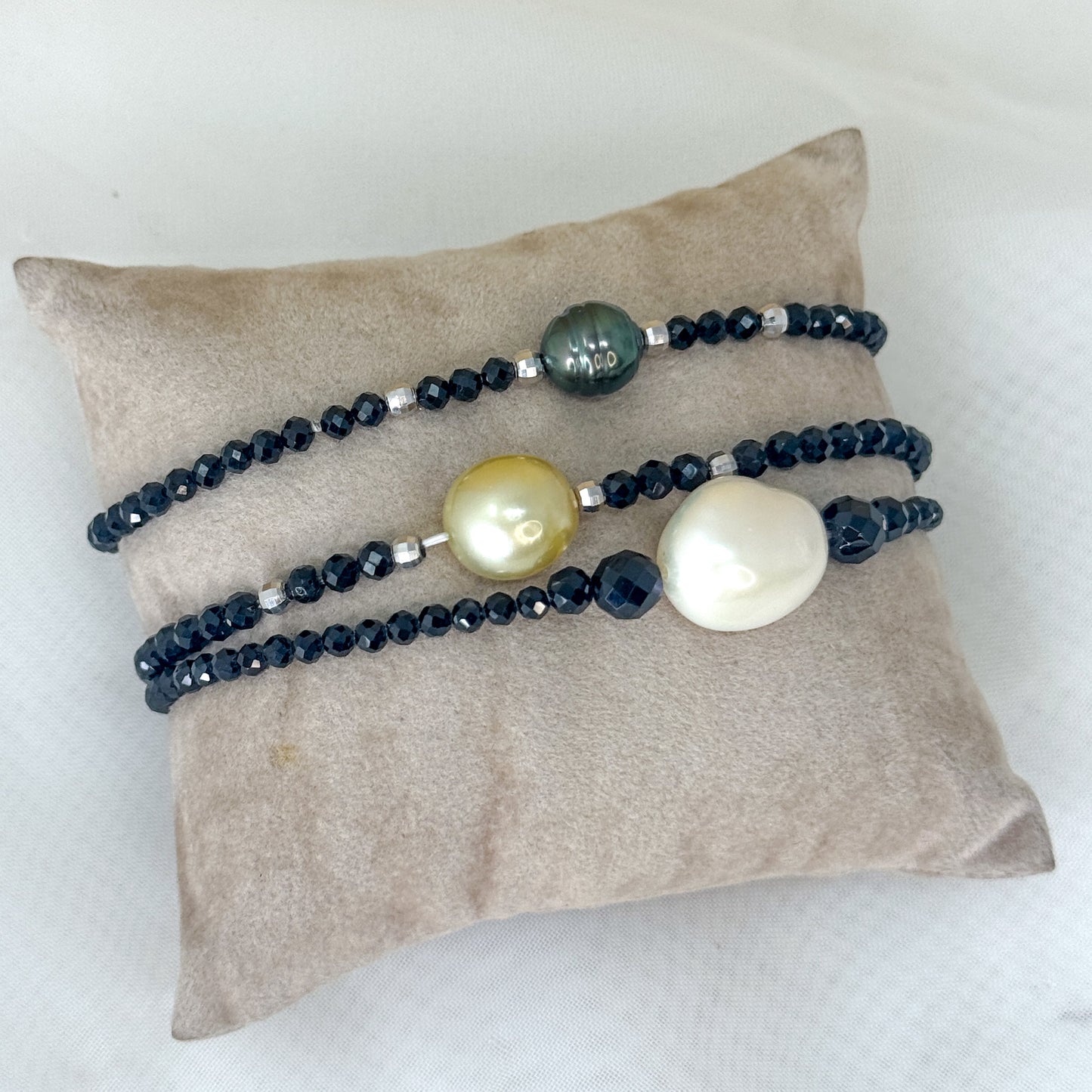 Bracciale elastico con cristalli neri Pepite Rodio con Perla Naturale Centrale - Lumiere Bijoux