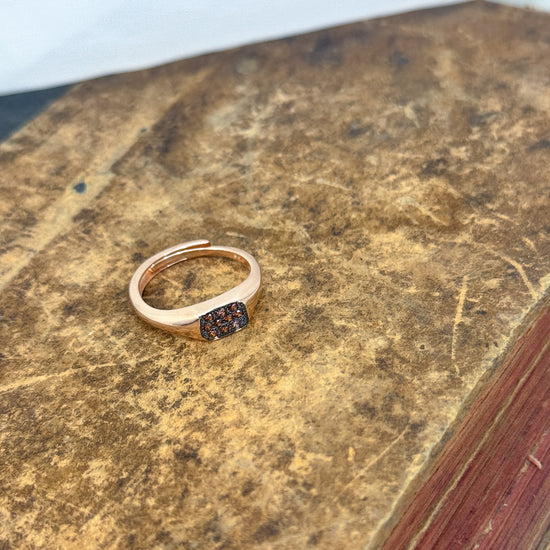 Anello regolabile base argento rosé con rettangolo centrale di zirconi brown su base rutenio - Lumiere Bijoux
