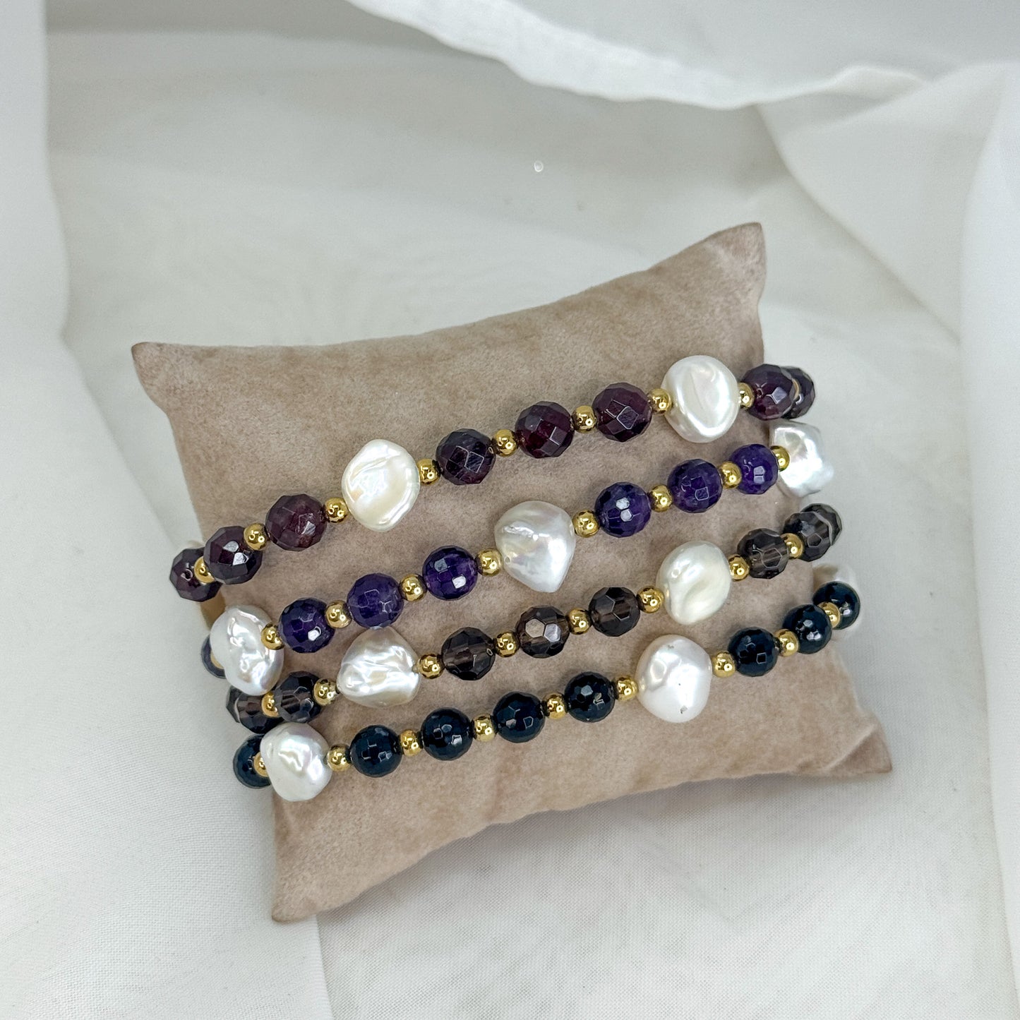 Bracciale elastico pietre naturali alternate da perle keshi e pepite argento dorato - Lumiere Bijoux