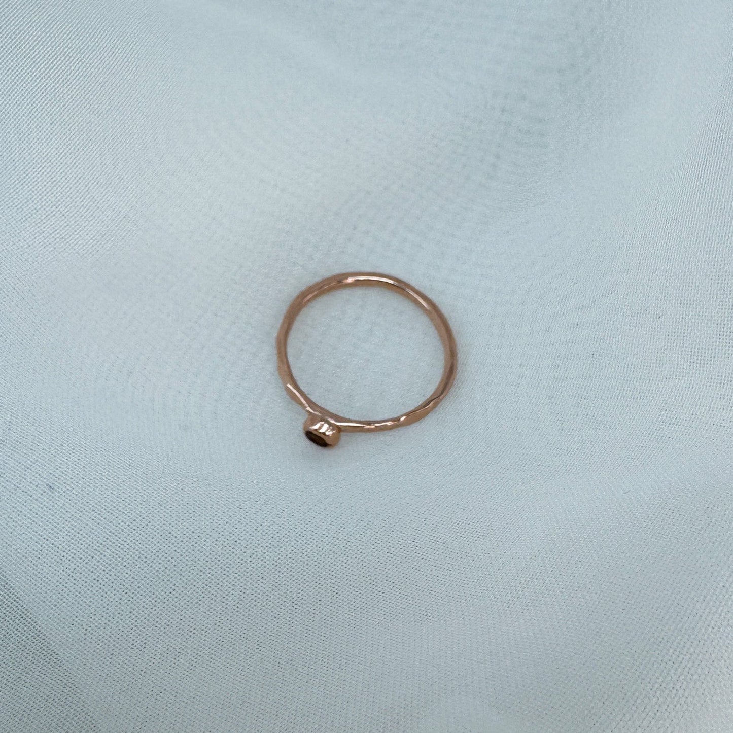 Anello martellato con zircone brown centrale - Lumiere Bijoux