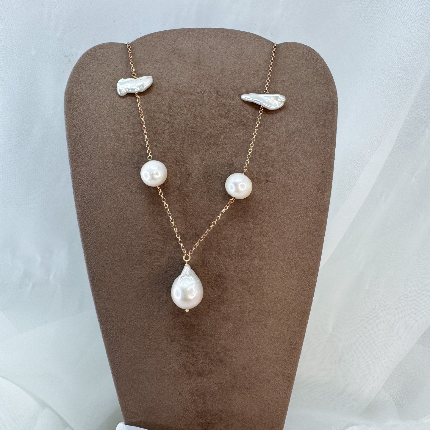 Collana lunga catena rolò alternata da perle con perla barocca pendente cm 65 - Lumiere Bijoux