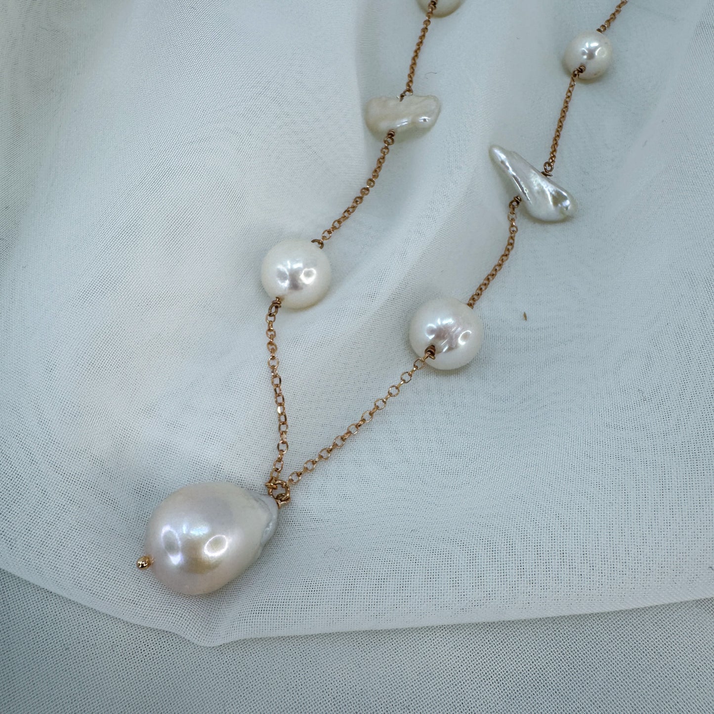 Collana lunga catena rolò alternata da perle con perla barocca pendente cm 65 - Lumiere Bijoux