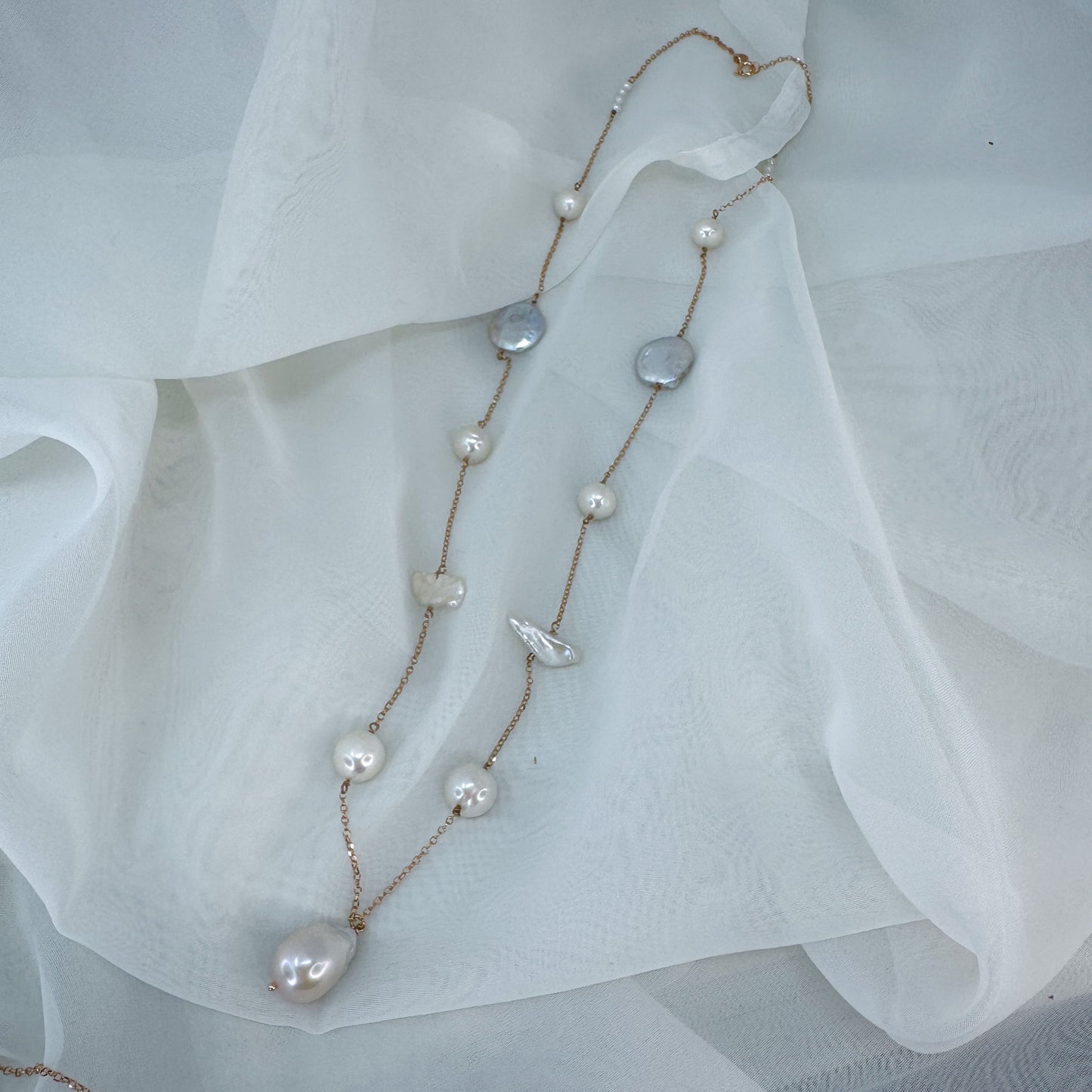 Collana lunga catena rolò alternata da perle con perla barocca pendente cm 65 - Lumiere Bijoux