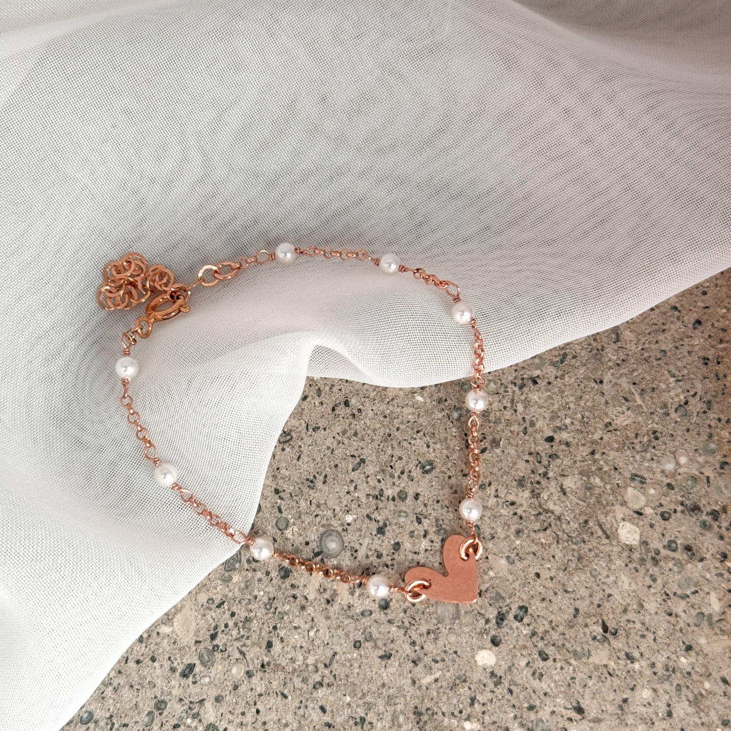Bracciale rado perle con cuore bacio battuto in linea - Lumiere Bijoux