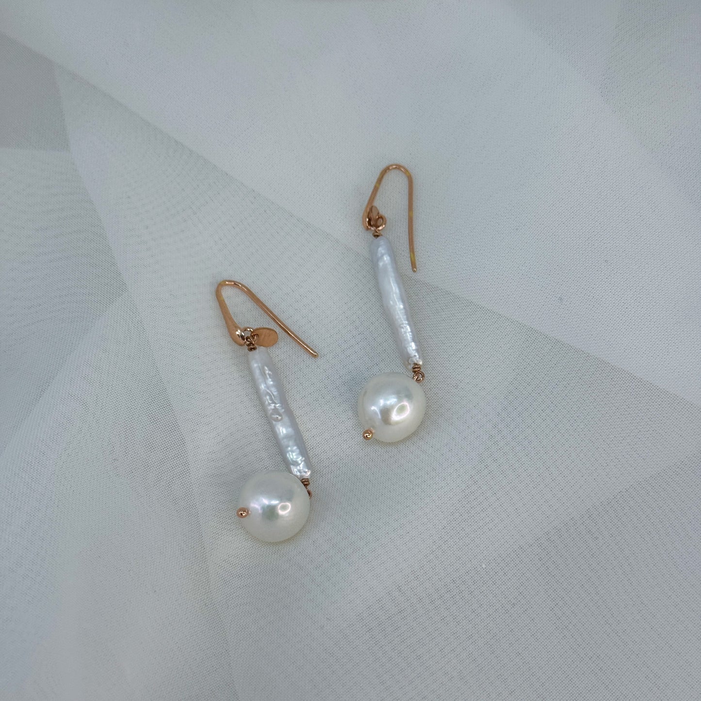 Coppia orecchini pendenti con perla rettangolare e perla tonda finale - Lumiere Bijoux